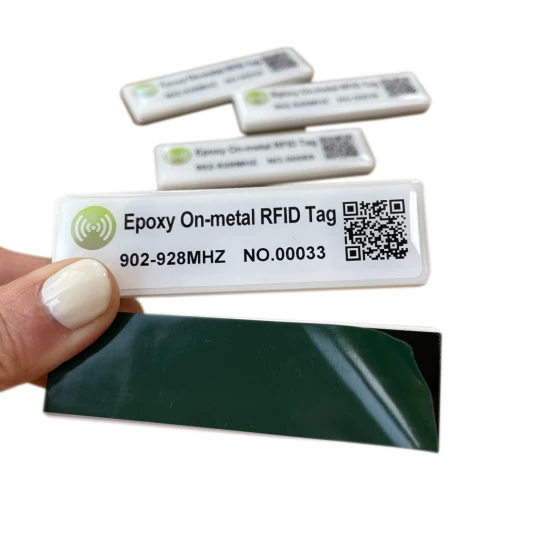 Étiquette autocollante RFID anti-métal flexible longue portée UHF souple sur étiquette métallique Suivi des actifs industriels souples Étiquette anti-métal RFID UHF imprimable